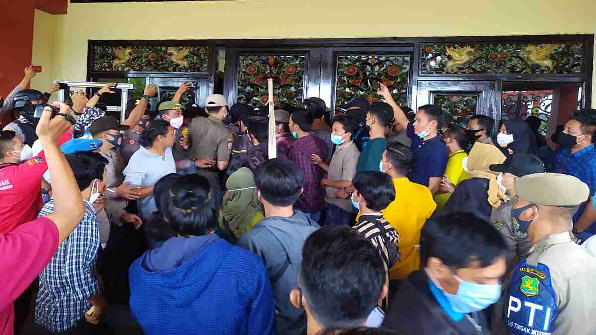 Demo Mahasiswa Menyoal Tambak Udang Berlangsung Ricuh