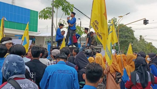 Ratusan Mahasiswa Geruduk Kantor Dinas Pendidikan Sumenep untuk Tanyakan Komitmen