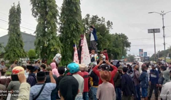 Keberadaan Perusahaan Dinilai Merugikan Masyarakat, Warga Gili Raja Gelar Aksi Minta Usir PT HCML