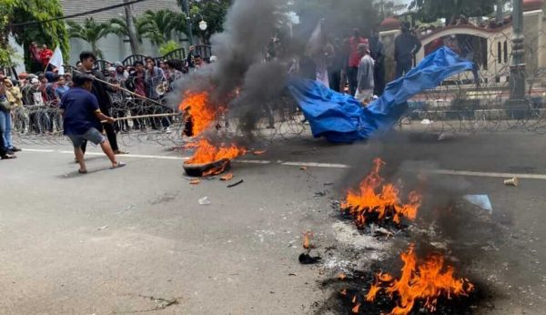 Desak Copot Direktur PT Sumekar Line, Gabungan Mahasiswa Kepulauan Kangean Robohkan Pagar Kantor Bupati Sumenep