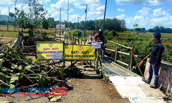 Jembatan Meddelan Sumenep Tak Kunjung Dibangun, Warga Berinisiatif Gotong Royong Bangun Jembatan Bambu