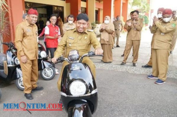 Bupati Sumenep Mulai Terapkan Penggunaan Motor Listrik sebagai Kendaraan Operasional